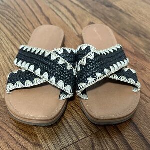 Universal Thread Black and Cream Sandals